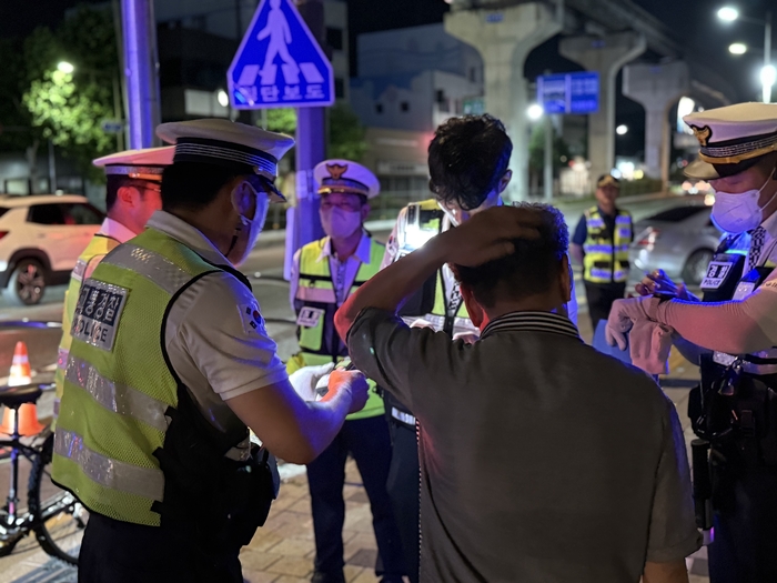 지난 19일 밤 10시쯤 대구 도시철도 3호선 공단역 인근에서 진행된 합동음주운전 단속에서 혈중알콜농도 0.063%로 면허정지 100일 처분을 받은 50대 남성 A씨가 현장 경찰의 안내를 받고 있다. 구경모기자