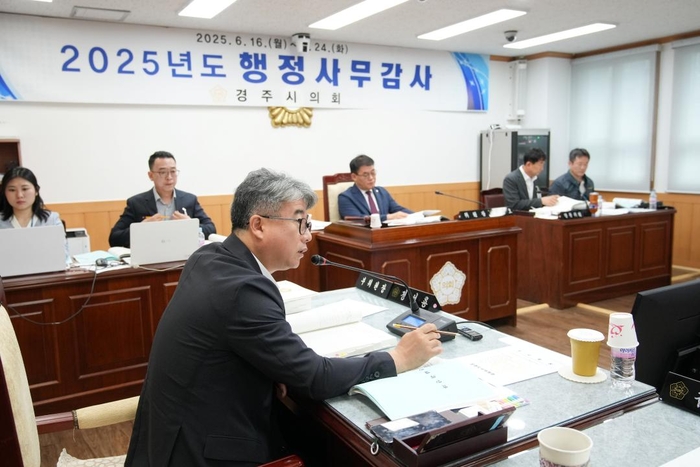 정성룡 의원(국민의힘, 안강읍·강동면)이 도시개발국 행정사무감사를 하며 질의하고 있는 모습. 경주시의회 제공
