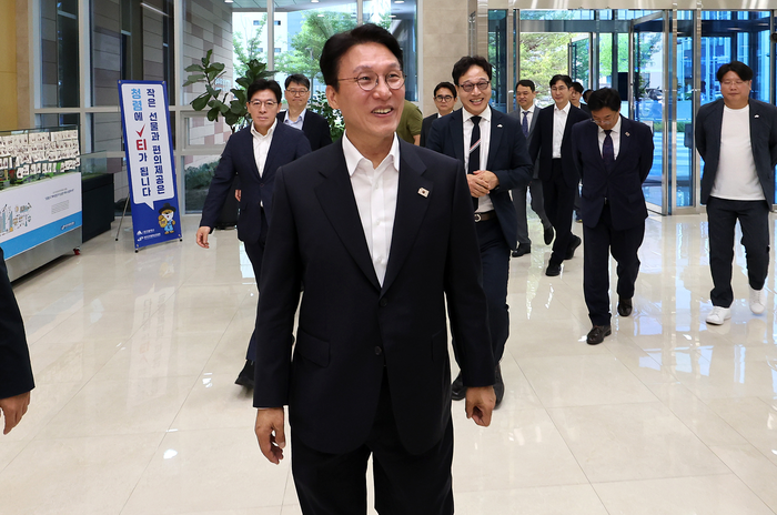 김민석 국무총리 후보자가 지난 20일 대구 수성구 대구디지털혁신진흥원(DIP)에서 열린 '인공지능 전환(AX) 연구거점 조성을 위한 경청 간담회'에 참석하기 위해 이동하고 있다. 연합뉴스