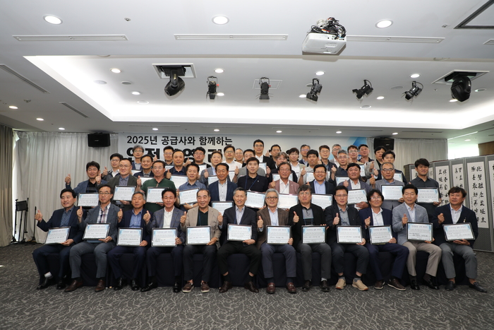 구본진 플랜텍 대표이사(앞줄 왼쪽 여섯째)와 각 공급사 대표들이 기념촬영을 하고 있다.<플랜텍 제공>
