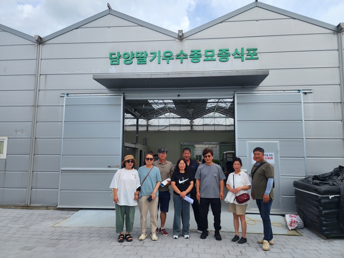 19일 고령군 관계자들이 담양군 농업기술센터를 방문해 딸기 신품종 죽향의 재배노하우를 견학하고 기념사진을 촬영하고 있다. <고령군 제공>