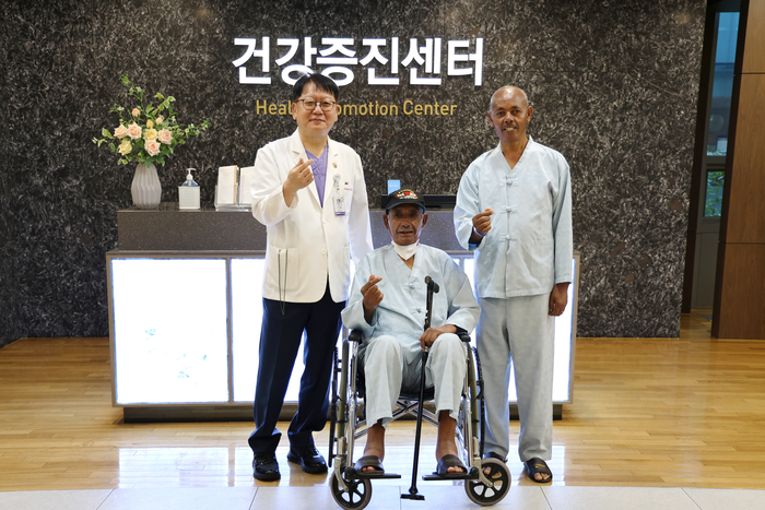 무료 건강검진을 받은 에티오피아 강뉴부대 참전용사가 의료진과 함께 기념촬영을 하고 있다.<계명대 동산의료원 제공>