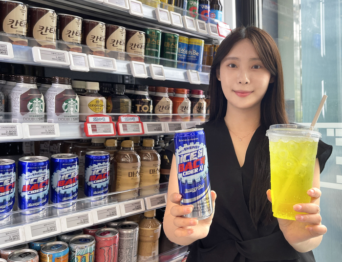 GS리테일이 운영하는 편의점 GS25가 동아제약과 손잡고 '얼박사'(얼음컵+박카스+사이다)'를 정식 상품화해 오는 25일 단독 출시한다. '얼박사'는 얼음컵에 박카스와 사이다를 취향껏 넣고 골고루 섞어 먹는 음료다. 국내에서 가장 유명한 DIY 음료로 꼽히며, 최근에는 MZ세대를 중심으로 피로 회복, 숙취 해소를 도와주는 '편의점 꿀조합'으로 다시금 유명세를 누리고 있다. <GS리테일 제공>