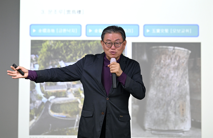 김주태 대한민국 명품고택협회 회장이 24일 오후 대구 동구 영남일보 대강당에서 열린 영남일보 CEO아카데미에서 '고택에 담긴 노블레스 오블리제'를 주제로 강연하고 있다. 
이윤호기자 yoonhohi@yeongnam.com