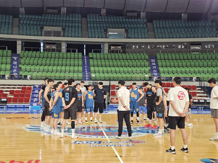 지난 23일 대구체육관에서 대구 한국가스공사 페가수스 공식 첫 훈련에서 강혁 감독이 선수들을 지도하고 있다. 정지윤기자 yooni@yeongnam.com