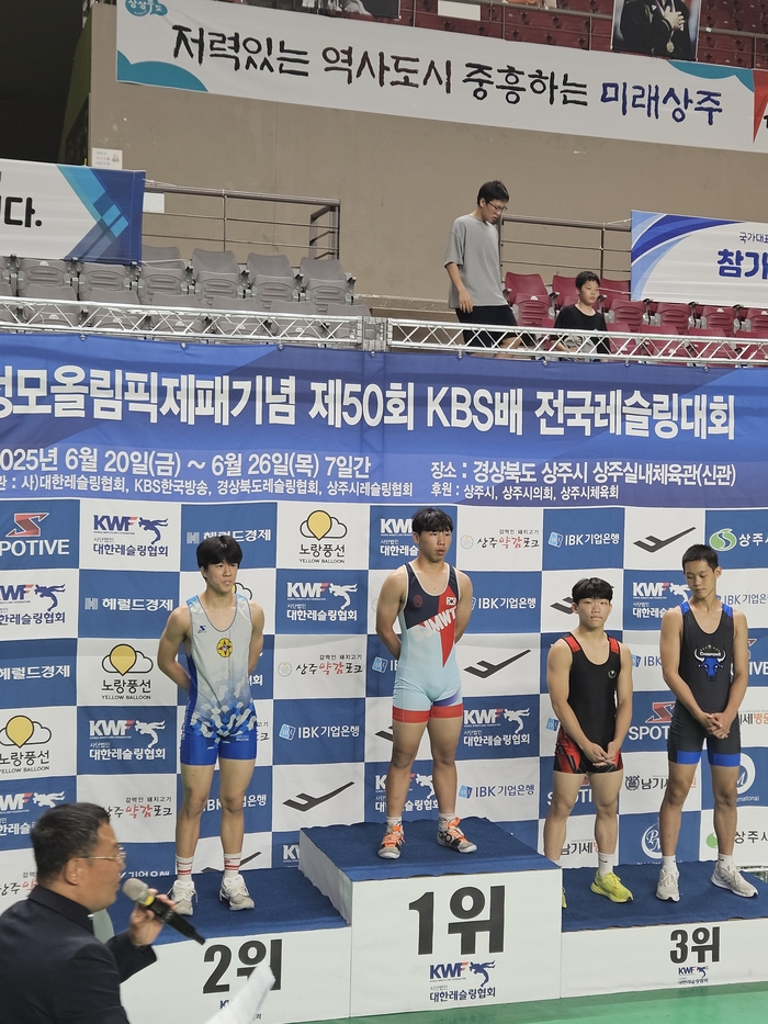 석전중 박지후 군이 KBS배 전국레슬링대회 그레코로만형 65㎏급  시상식에서 금메달을 목에 걸고 있다.