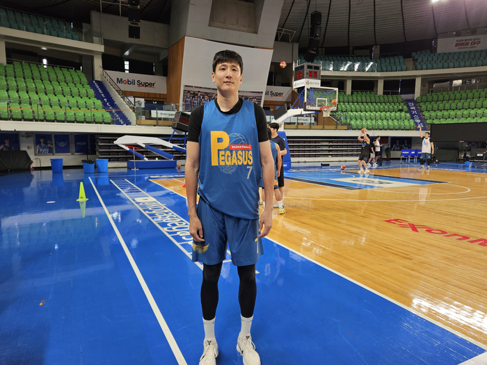 지난 23일 대구체육관에서 대구 한국가스공사 페가수스 유니폼을 입게 된 최진수. 정지윤기자 yooni@yeongnam.com