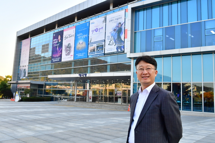 서상화 국립오페라단 경영관리팀장이 대구에서 기획자로 활동하던 시절을 이야기하며 포즈를 취했다. <서상화 제공>