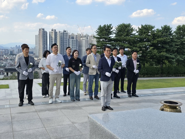 직장·공장새마을운동대구시협의회 회원들이 23일 앞산 충혼탑을 찾아 헌화와 묵념을 올리며 순국선열과 호국영령의 넋을 기리고 있다. <대구시새마을회 제공>