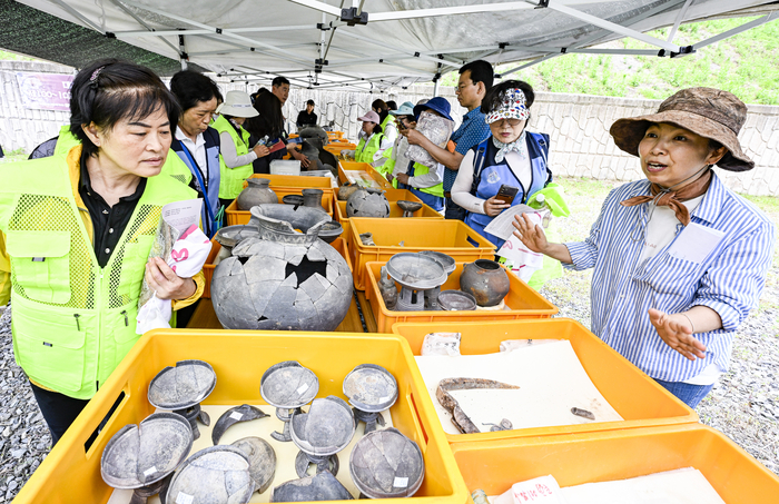 24일 오전 대구 북구 구암동 고분군 제100~102호 발굴 현장을 찾은 시민들이 주곽과 부곽에서 출토된 유물을 살펴보며 발굴단의 설명을 듣고 있다. 이번 설명회는 국가유산청의 허가를 받아 북구청과 (재)대동문화유산연구원이 공동 주최했다.
이현덕기자 lhd@yeongnam.com
