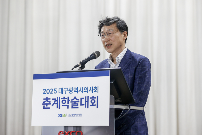 재일한국의사회 이광희 회장이 21일 대구 엑스코에서 열린 '2025 대구광역시의사회 춘계학술대회'에서 재일한국의사회의 역사와 활동 의의에 대해 소개하고 있다.<대구시의사회 제공>