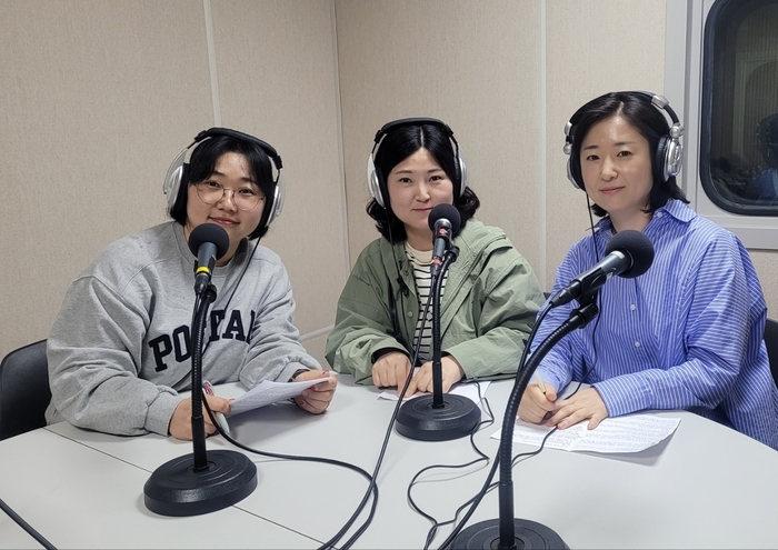 달서강창마을방송국에서 활동 중인 송정임(왼쪽부터), 이창숙, 정정임씨가 방송국 부스에서 포즈를 취하고 있다. 서현정 시민기자