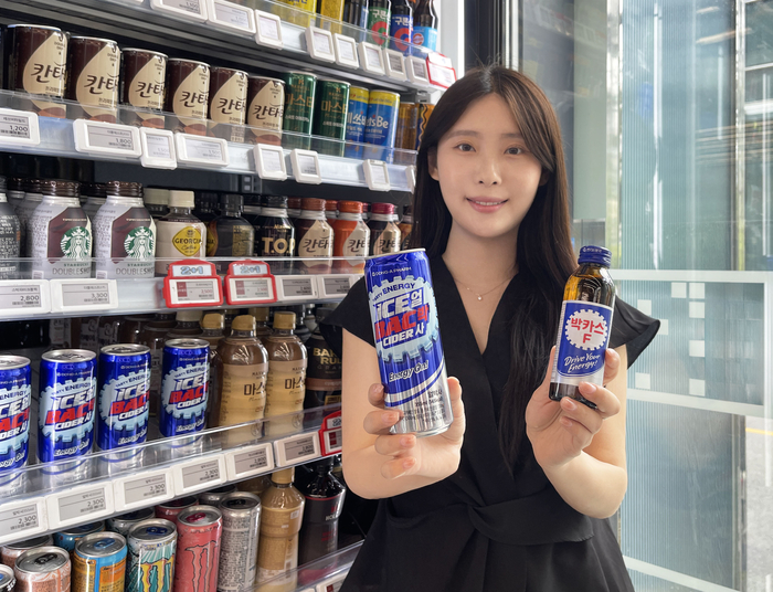 GS리테일이 운영하는 편의점 GS25가 동아제약과 손잡고 '얼박사'(얼음컵+박카스+사이다)'를 정식 상품화해 오는 25일 단독 출시한다. '얼박사'는 얼음컵에 박카스와 사이다를 취향껏 넣고 골고루 섞어 먹는 음료다. 국내에서 가장 유명한 DIY 음료로 꼽히며, 최근에는 MZ세대를 중심으로 피로 회복, 숙취 해소를 도와주는 '편의점 꿀조합'으로 다시금 유명세를 누리고 있다. <GS리테일 제공>