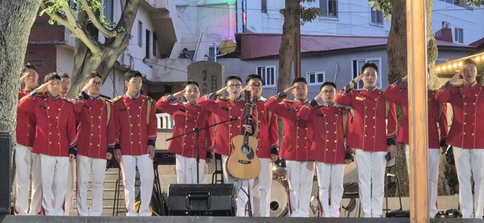 육군사관학교 군악대가 지난 24 저녁 경북 울릉도 저동항에서 주민과 함께하는 작은연주회를 개최했다.<울릉군 제공>