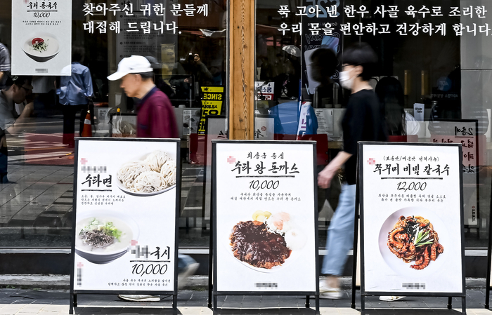 최근 대구 동성로 한 식당가 앞에 설치된 점심 메뉴 안내판에는 돈가스·수라면·쭈꾸미칼국수 가격이 모두 1만원 이상으로 적혀 있다. 영남일보 DB