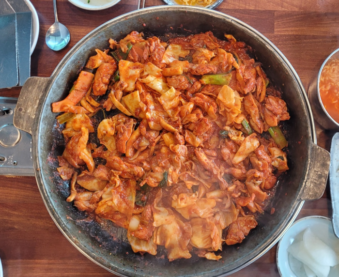 '팔공산 닭갈비'의 주 메뉴인 철판 닭갈비. 부드러운 닭고기와 아삭한 양배추의 식감이 어우러져 먹는 재미가 두 배다.