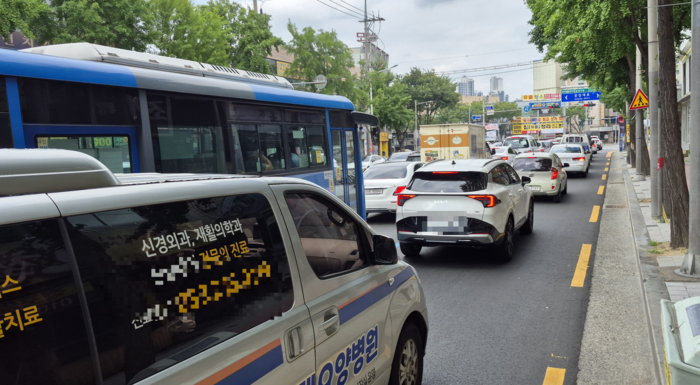 25일 오후 대구 남구의 앞산네거리~영대네거리 구간 도로가 퇴근시간대에 몰린 차량들로 인해 교통 정체를 빚고 있다. 조윤화 기자