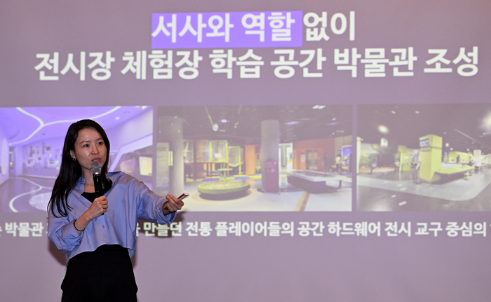 '2025 경북문화관광산업 활성화 국제심포지엄'이 26일 경주 힐튼호텔에서 열렸다. 이은영 유니크굿컴퍼니 공동대표기 '경험관광의 시대:AI시대 지역관광을 플레이어블하게!'을 주제로 강연하고 있다.
이윤호기자 yoonhohi@yeongnam.com