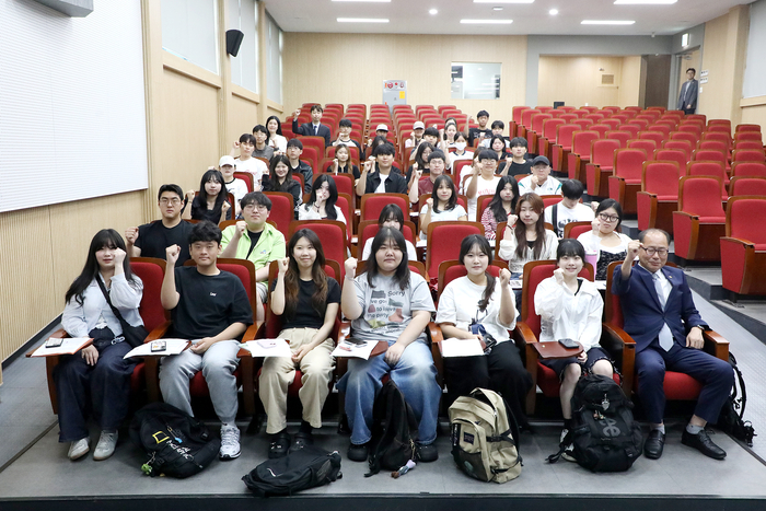 지난달 24일 영남이공대에서 열린 '2025학년도 파란사다리 사업 발대식'에서 이재용 총장과 학생들이 기념촬영을 하고 있다. <영남이공대 제공>