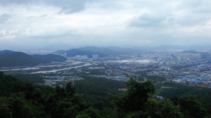 상리봉에서 북동방향을 보면 멀리 팔공산 비로봉과 능선, 환성산과 낙타봉, 초례산이 보이고, 금호강과 하중도, 제2팔달교, 서대구역사, 이현공단과 시가지가 펼쳐진다.