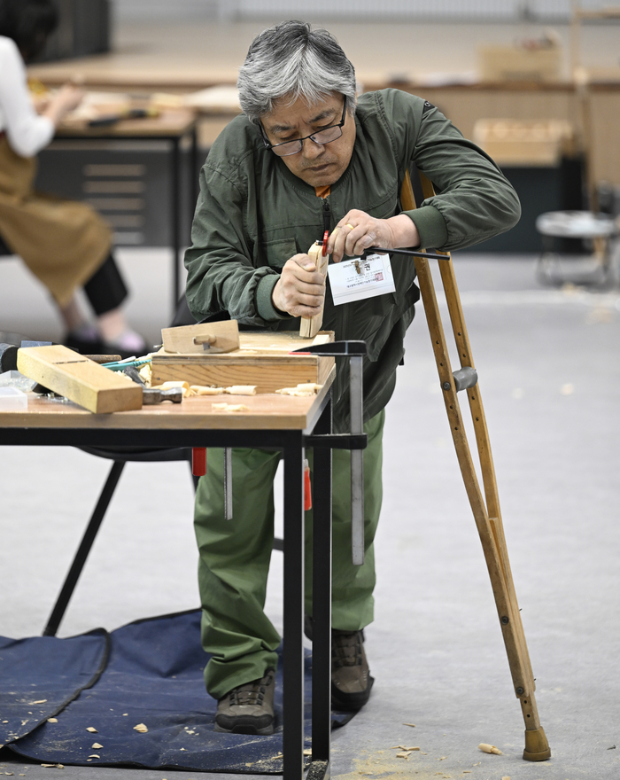 26일 오전 대구 달서구 달구벌종합복지관에서 열린 '2025 대구광역시 장애인기능경기대회'에서 목공예 종목에 출전한 한 선수가 경기에 집중하고 있다.
이윤호기자 yoonhohi@yeongnam.com