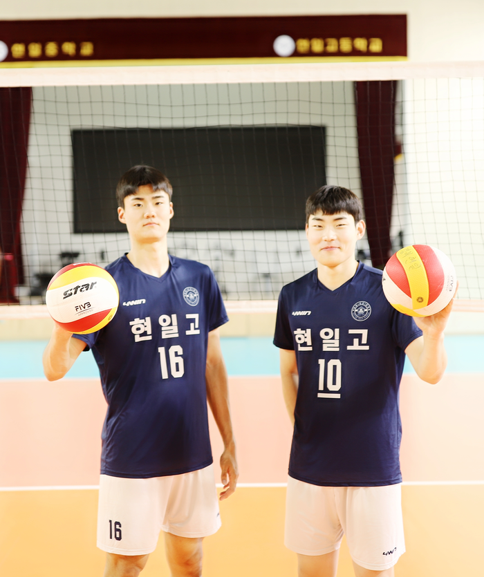 현일고 류도환(왼쪽·미들블로커) 선수와 조득진(아포짓 스파이커) 선수<현일고 제공>