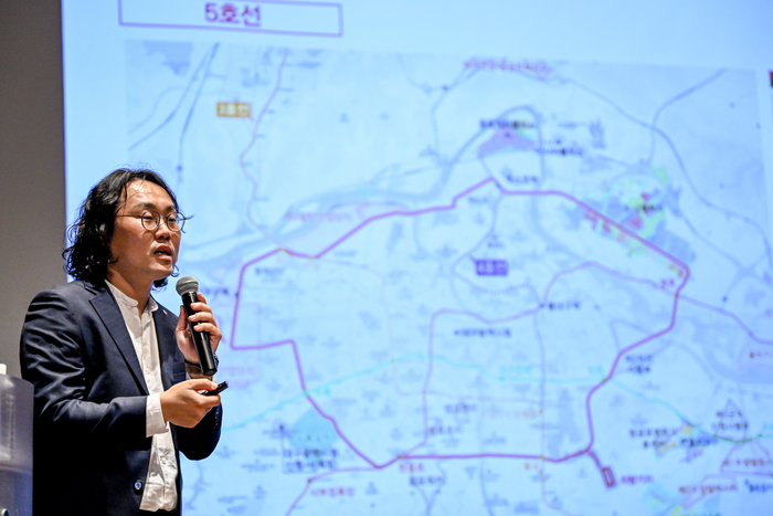 26일 대구 북구 iM뱅크 제2본점 대강당에서 열린 '도시철도망 구축계획 주민공청회'에서 안정화 한국교통연구원 연구위원이 5호선 노선도를 배경으로 향후 추진계획을 설명하고 있다. 대구광역시 주최로 열린 이날 공청회는 2026~2035년 도시철도 중장기 전략 수립을 위한 시민 의견 수렴을 목적으로 마련됐다.
이현덕기자 lhd@yeongnam.com