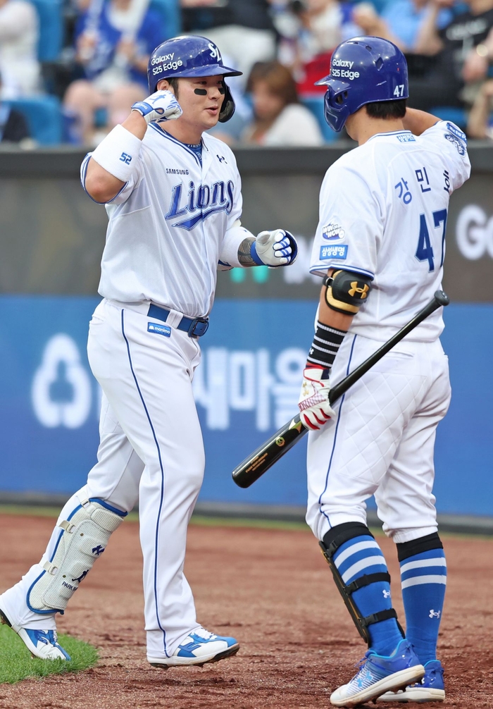 지난 25일 오후 6시30분 대구 삼성라이온즈파크에서 열린 '2025 신한 SOL 뱅크 KBO리그' 삼성 라이온즈와 한화 이글스 경기에서 박병호가 홈런을 친 후 강민호와 세레머니를 하고 있다. <삼성 라이온즈 제공>