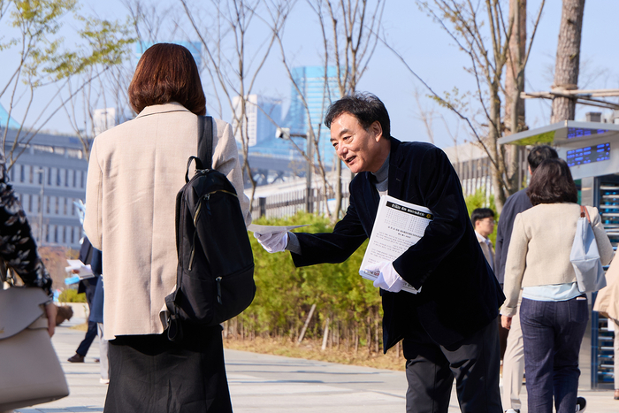 지난 4월11일 이만규 대구시의회 의장이 대구경북신공항 건설 국비지원 촉구 캠페인을 펼치고 있다. 대구시의회 제공.