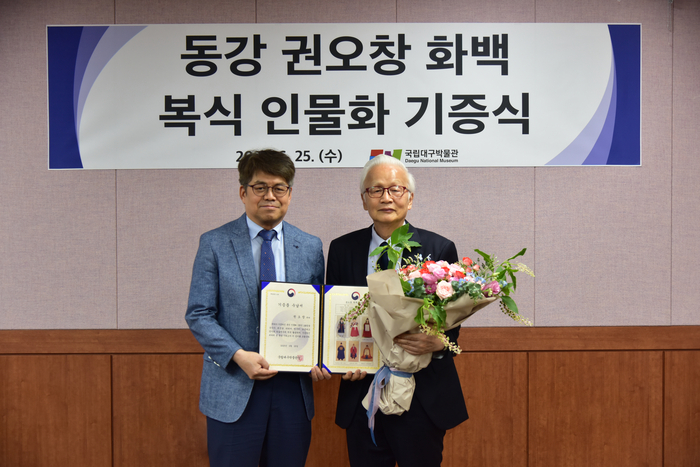 권오창 화백(오른쪽)과 김규동 국립대구박물관 관장이 지난 25일 국립대구박물관에서 작품 기증식을 가지고 있다.<문화체육관광부 제공>