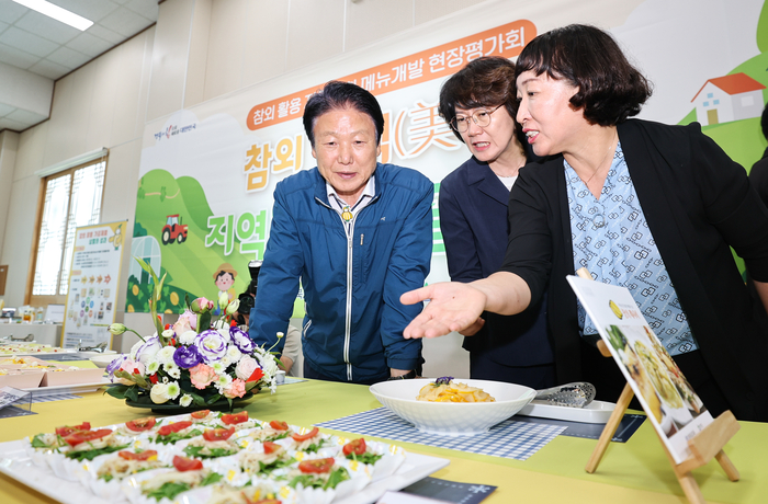25일 성주군과 경북농업기술원이 참외를 활용한 지역특화메뉴 10종을 개발한 가운데 이병환 성주군수와 조영숙 경북농업기술원 원장(중앙)이 참외메뉴를 살펴보고 있다. <성주군 제공>