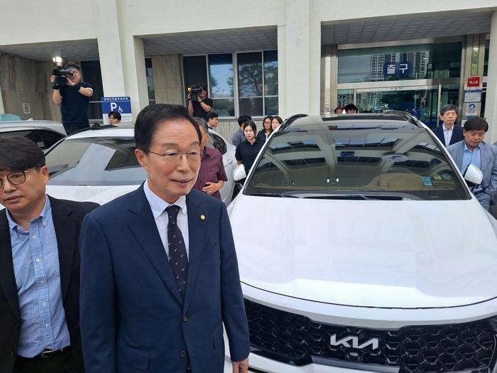 임종식 경북도교육감이 지난 19일 대구고법에서 열린 항소심 선고공판을 끝마친 뒤 법원 앞을 빠져 나오고 있다. 영남일보 DB