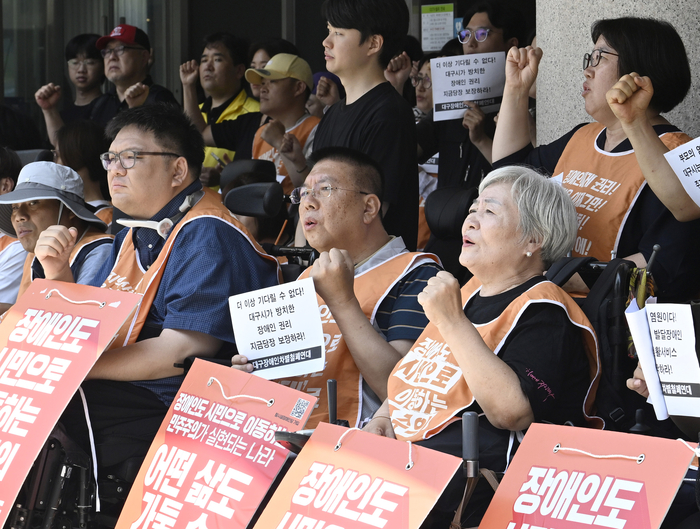 27일 오전 대구시청 동인청사 앞에서 열린 '대구시 장애인 권리보장 촉구 결의대회'에서 대구장애인차별철폐연대 등이 지역장애인 권리 보장 구호를 외치고 있다. 이윤호기자 yoonhohi@yeongnam.com