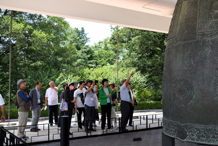 팸투어 참가자들이 2025 APEC 정상회의 공식만찬장인 국립경주박물관에서 성덕대왕 신종을 관찰하고 있다. 장성재 기자