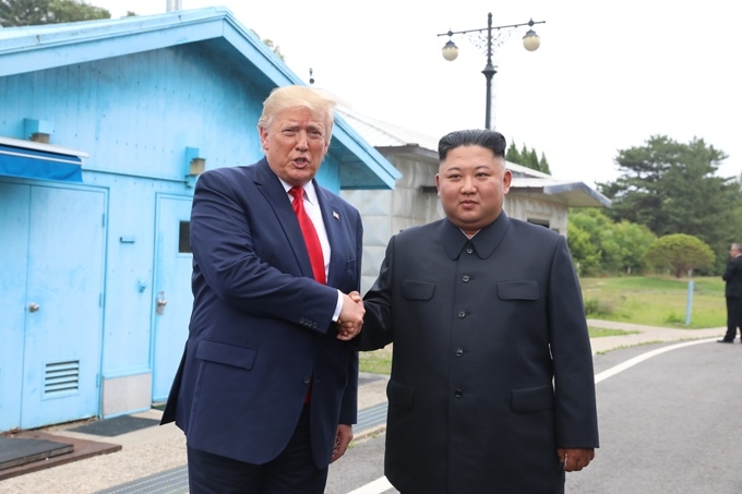 도널드 트럼프 미국 대통령과 북한 김정은 국무위원장이 2019년 6월30일 오후 판문점 자유의집에서 만나 악수하고 있다. <연합뉴스>