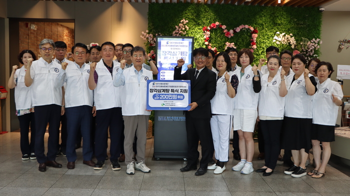 지난 27일 대구신용보증재단 및 기업협의회 임직원들이 성서노인종합복지관에서 후원금을 전달하며 기념촬영을 하고 있다. <대구신용보증재단 제공>