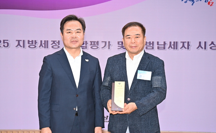 지난 25일 경북도청에서 열린 '2025년 경상북도 모범납세자 표창패 수여식'에서 권성규 봉화해성병원 대표(오른쪽)가 모범납세자로 선정된 뒤 표창패를 받고 기념촬영을 하고 있다. <봉화군 제공>