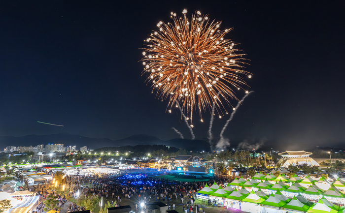 2023년 제1회 상주세계모자축제의 불꽃놀이. 첫 해 공연에도 유튜브 생중계 시청자가 6만 명에 이르렀고 축제 3일간 누적 방문객 약 10만여명을 넘었다. 이 같은 결과가 알려져 문화체육관광부·한국관광공사가 선정한 'K-컬처 관광이벤트 100선'에도 이름을 올렸다. <상주시 제공>