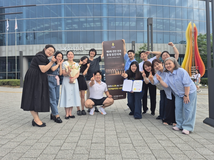 지난 28일 천안에서 열린 '제9회 천안전국중창대회'에서 대상을 수상한 대구 하프문중창단 모습. <대구 하프문중창단 제공>