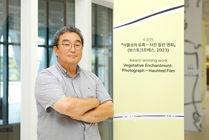 지난 26일 대구미술관을 찾은 '제4회 정점식미술이론상' 수상자 유운성 영화평론가가 포즈를 취하고 있다.<대구문화예술진흥원 제공>