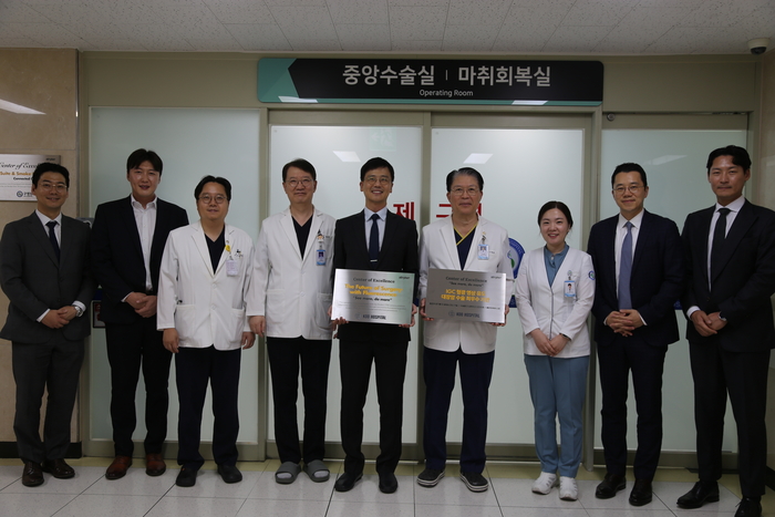 구자일 구병원장(우측 넷째)을 비롯한 의료진과 관계자들이 '형광유도수술 시스템' 도입을 기념하며 중앙수술실 앞에서 현판식을 갖고 있다.<구병원 제공>