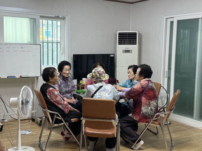 6월30일 오후 3시쯤 무더위쉼터로 지정된 대구 달서구 백합공원에 어르신들이 모여 있다. 구경모 기자