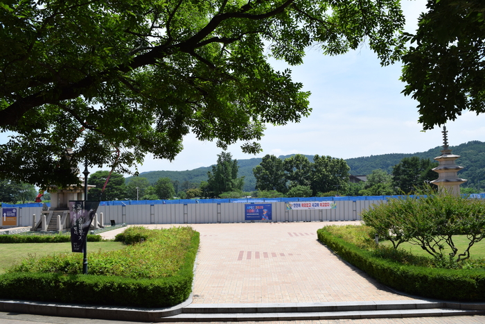 사진은 국립경주박물관 중앙마당에 조성 중인 2025 APEC 정상회의 만찬장 공사 현장 모습. 만찬장 공정률은 6월 말 현재 20% 수준으로 파악됐다. 장성재 기자