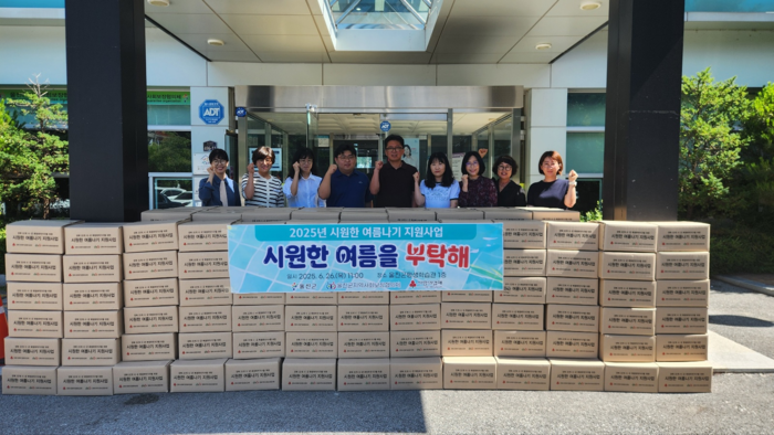 울진군지역사회보장협의체는 경북사회복지공동모금회와 함께 저소득층 245가구에 인견이불, 유산균 등 여름 필수 키트를 전달했다. 각 읍·면 협의체가 직접 방문해 지원하며 이웃 안부 확인과 서비스 연계도 진행했다.