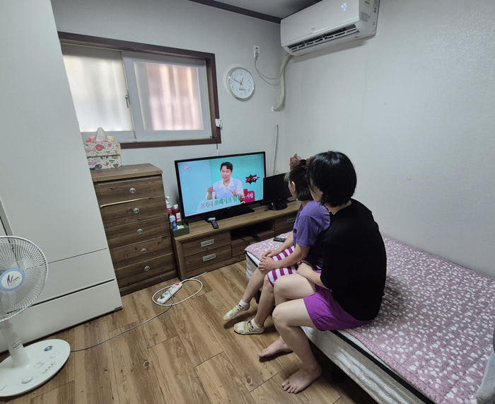 6월30일 대구 남구 여성 노숙인 자활 복지시설 '살림커뮤니티' 휴게공간에서 입소자 김은주 씨가 다른 입소자와 함께 TV를 보며 더위를 식히고 있다. 조윤화 기자