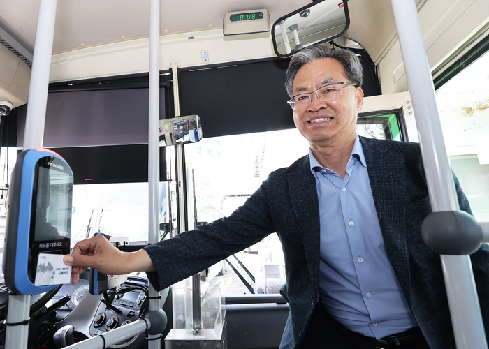 오도창 군수가 영양동행버스에 오르며 교통카드 결제 시스템을 점검하고 있다.<영양군 제공>