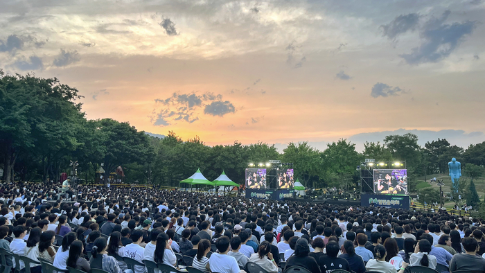 지난 5월 열린 '숲속 열린음악회 with 이현공원'에서 관람객들이 자연 풍경과 함께 공연을 즐기고 있다. 서구청 제공.