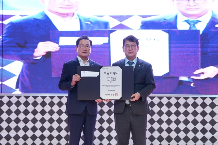 최응천 국가유산청장(오른쪽)이 최기문 영천시장에게 국보지정서를 전달하고 있다.<영천시 제공>