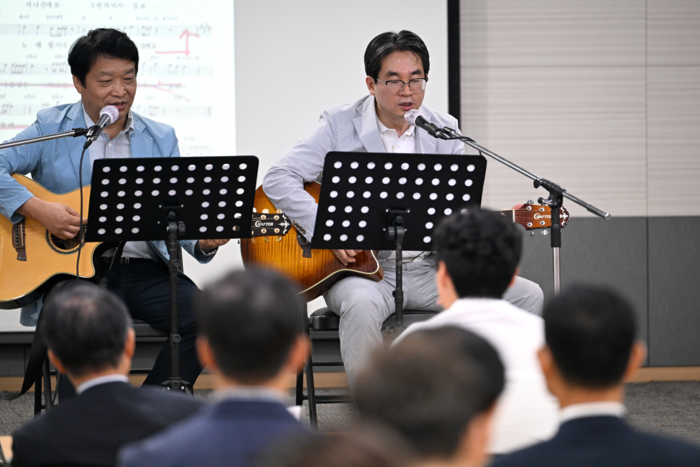 이덕영 리암요양병원장이 17일 오후 대구 동구 영남일보 대강당에서 열린 영남일보 CEO아카데미에서 나의 열정, 나의 도전, 나의 삶 그리고 우리의 삶을 주제로 강연 중 연주를 선보이고 있다.
이윤호기자 yoonhohi@yeongnam.com