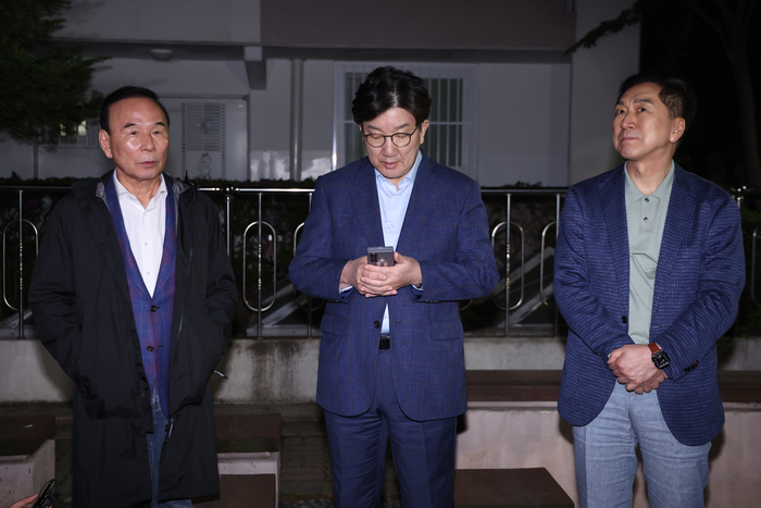 국민의힘 권성동 원내대표와 김기현·박덕흠 의원이 지난달 후보 단일화 압박에 반발하며 후보 일정을 중단하고 상경한 김문수 대선 후보를 만나기 위해 서울 관악구 김 후보의 자택 앞에서 기다리고 있다. 연합뉴스